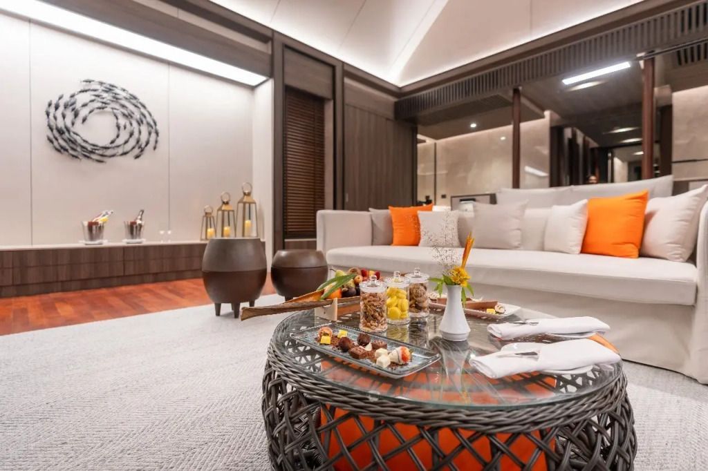 Eleganter Wohnbereich mit Sofagruppe und dekorativem Couchtisch