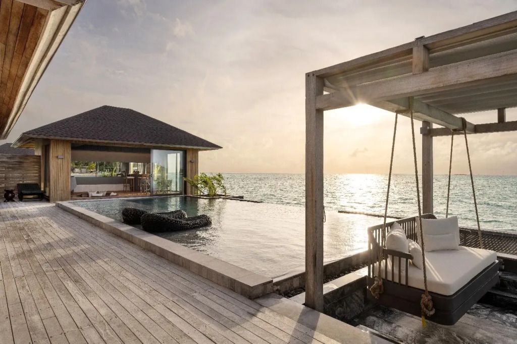 Infinity-Pool mit Blick auf den Ozean bei Sonnenuntergang