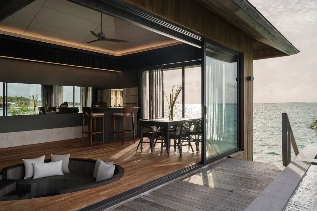 Blick von der offenen Villa auf das Meer mit stilvoller Inneneinrichtung