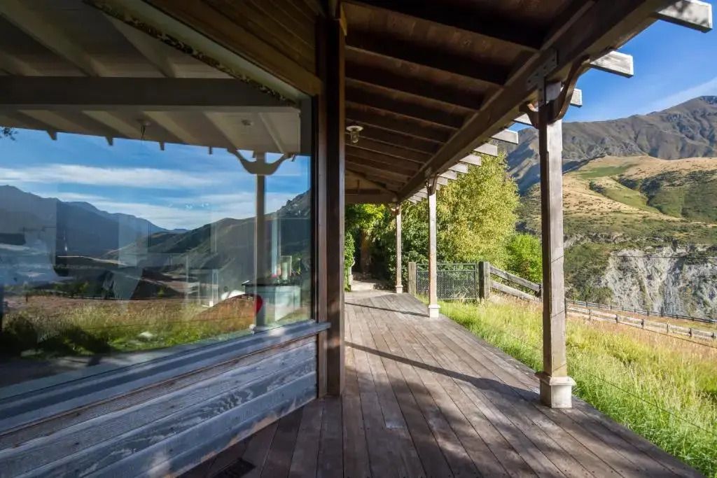 Holzveranda mit Blick auf die umliegende Berglandschaft