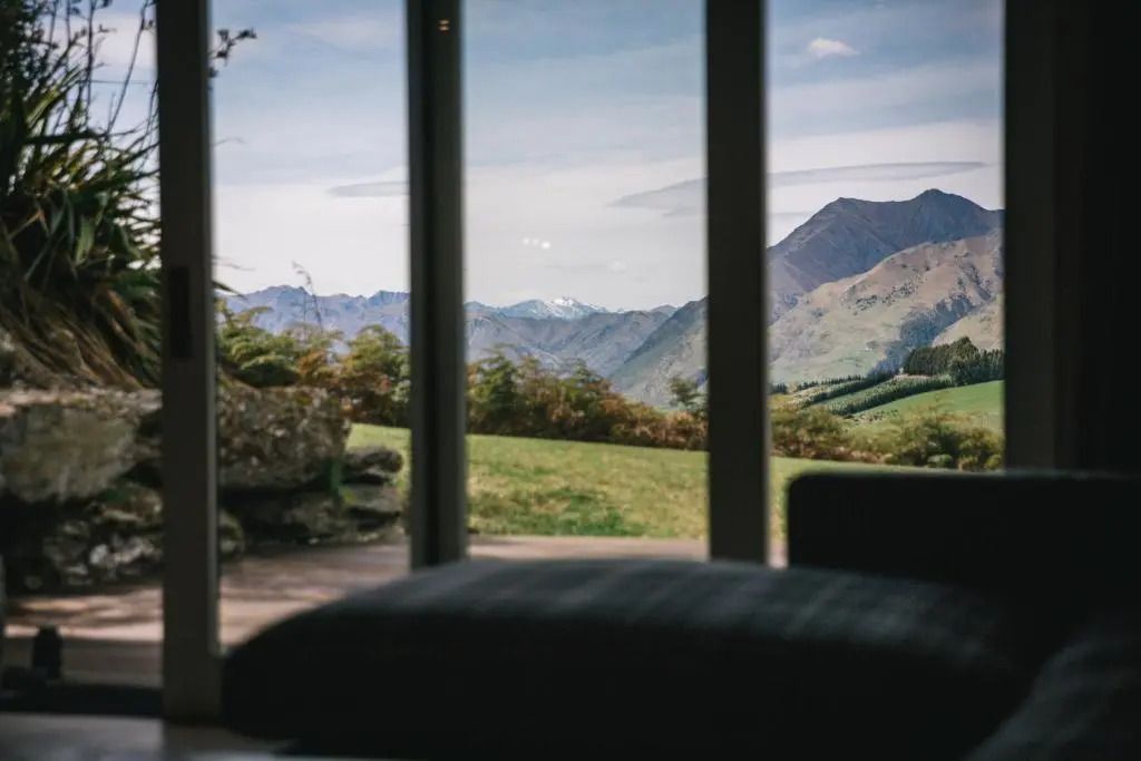 Atemberaubender Ausblick auf Berge durch raumhohe Fenster