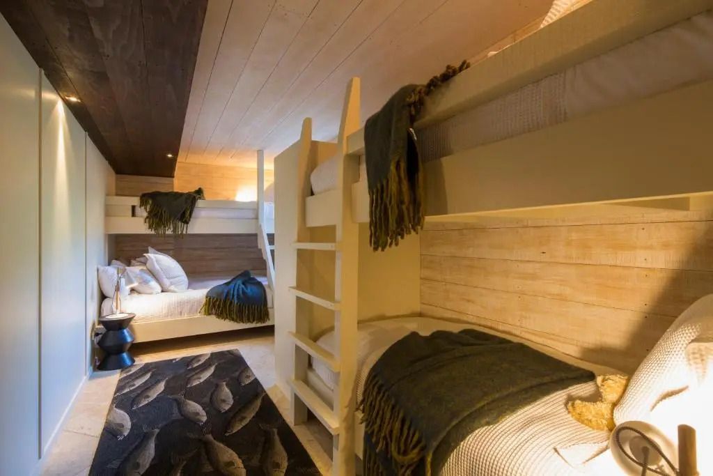 Einladender Raum mit Etagenbetten und stilvollem Interieur