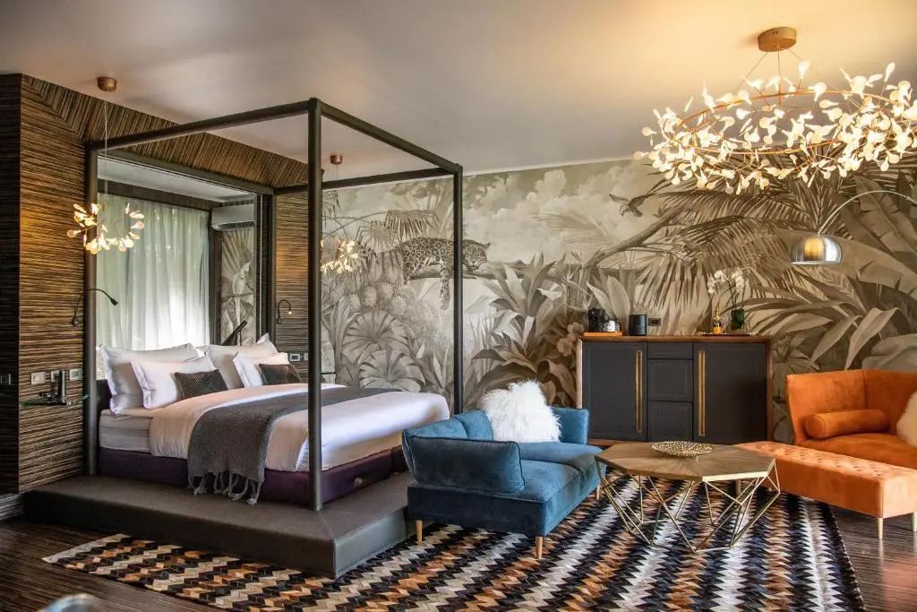 Elegante Suite mit Himmelbett und stilvollem Dekor in warmen Farben