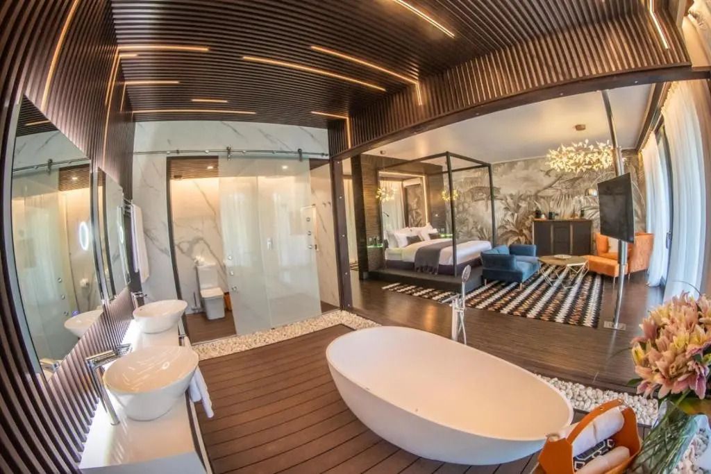 Badezimmer mit großzügiger Badewanne und Blick in das luxuriöse Zimmer