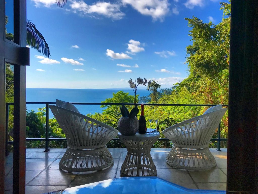 Terrasse mit Blick auf den Ozean und umgeben von üppiger Vegetation