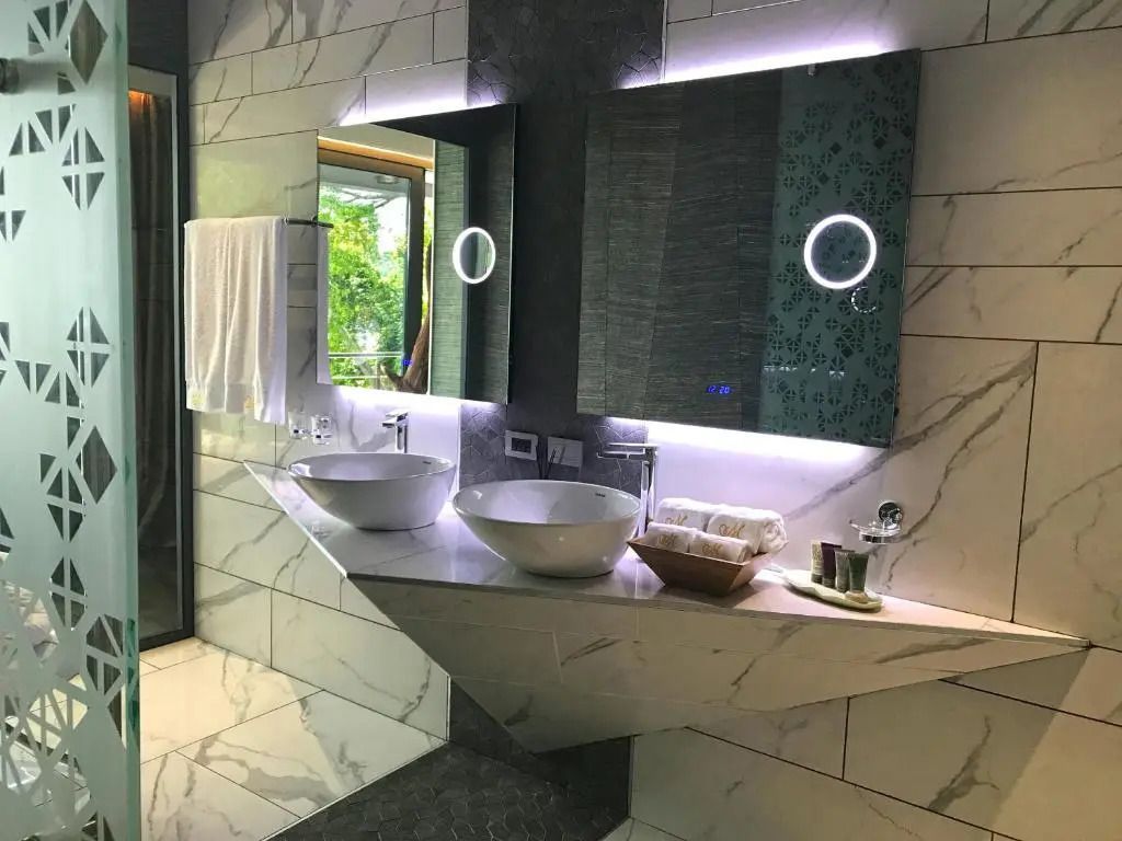 Doppelwaschbecken im modernen Badezimmer mit stilvoller Beleuchtung.