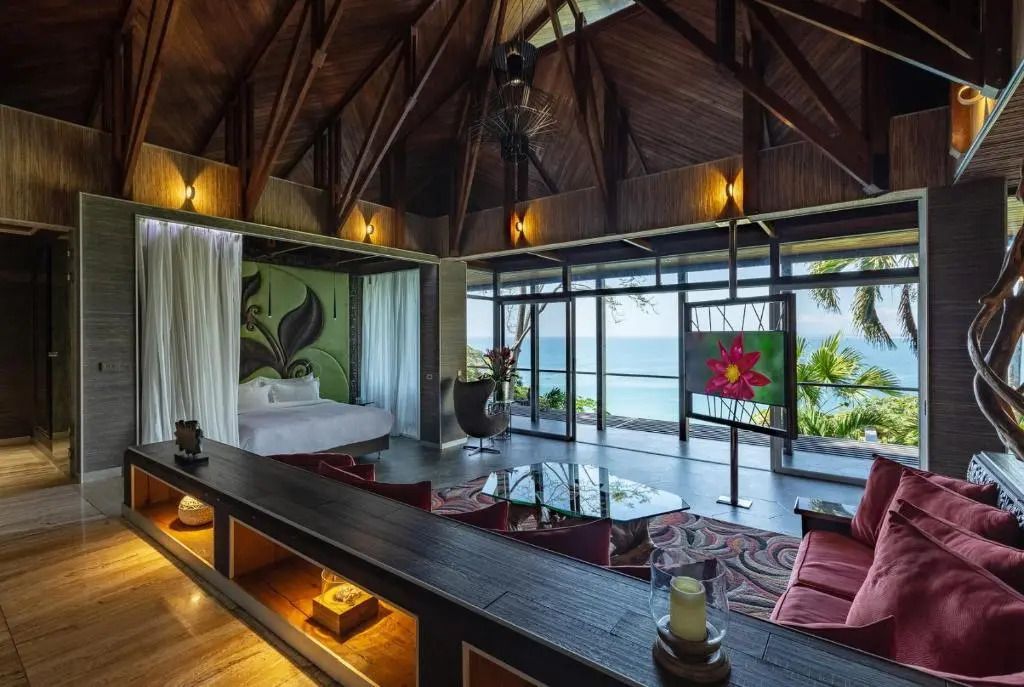 Luxuriöse Villa mit offenem Design und Meerblick, kombiniert mit modernen Annehmlichkeiten