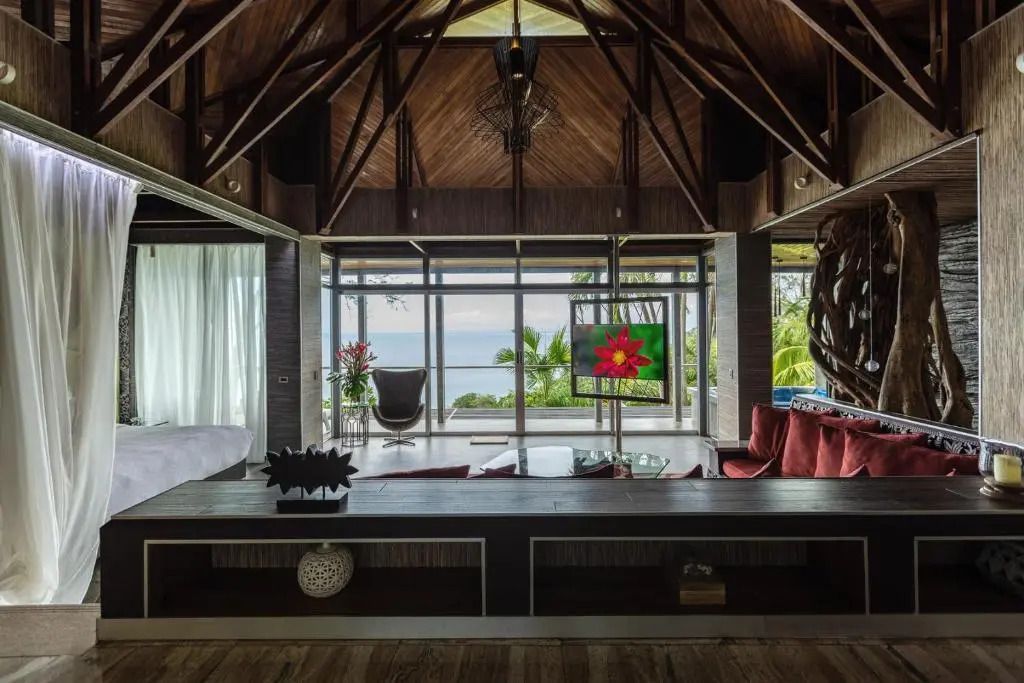 Villa mit offenem Raumkonzept, das einen herrlichen Meerblick bietet und luxuriös eingerichtet ist