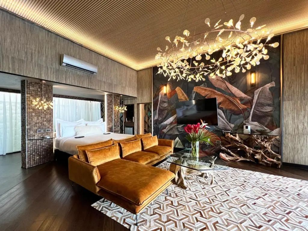 Elegantes Zimmerdesign mit luxuriösem Interieur und Kunstobjekten