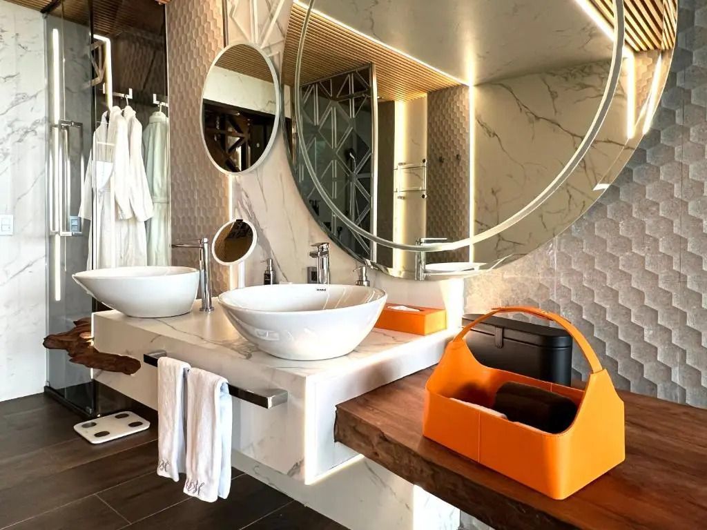 Modernes Badezimmerdesign mit eleganter Ausstattung und Doppelwaschbecken