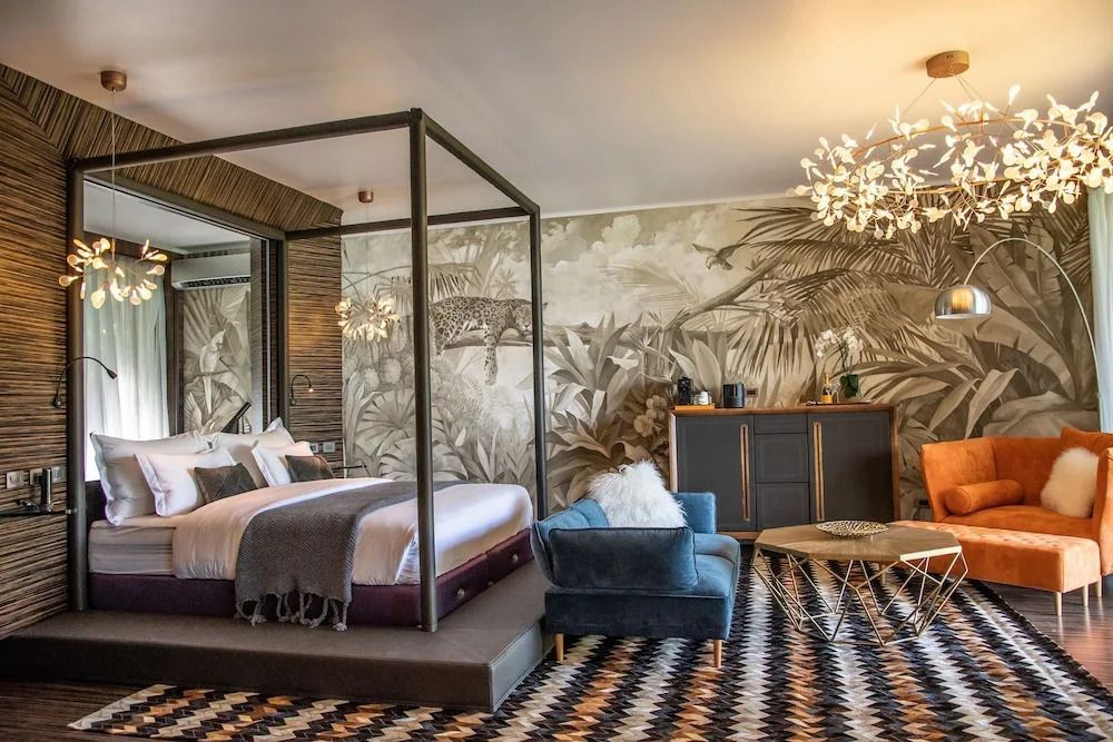 Himmelbett in Premier Suite mit exotischer Wandgestaltung