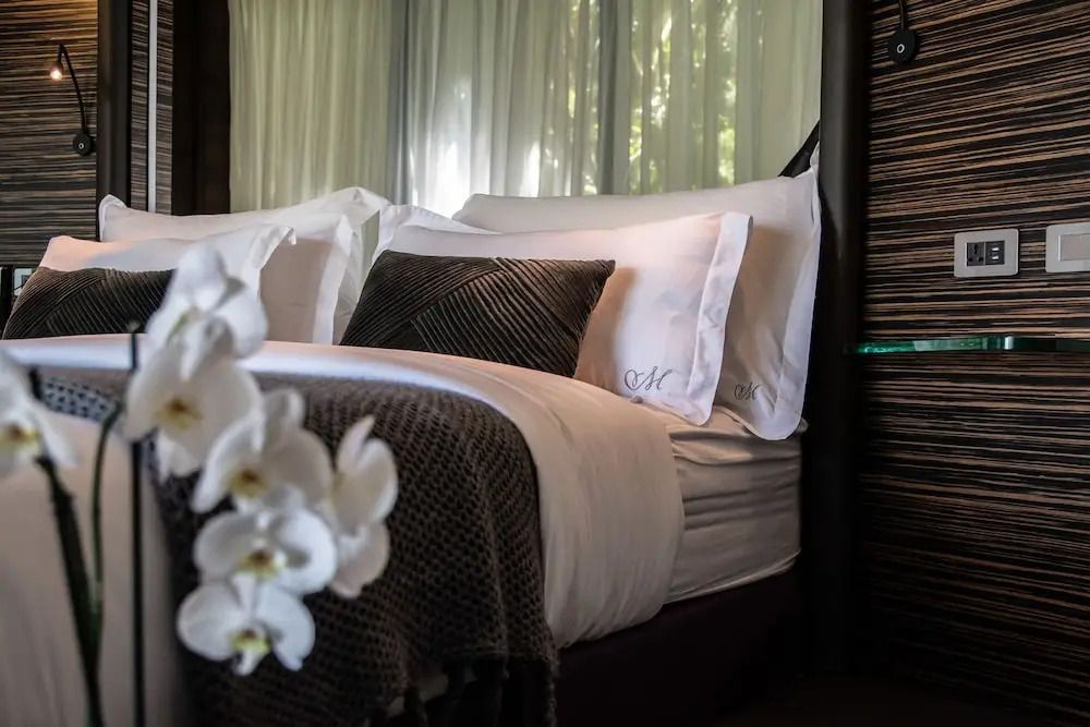 Gemütliches Bett in der Premier Suite mit dekorativen Kissen