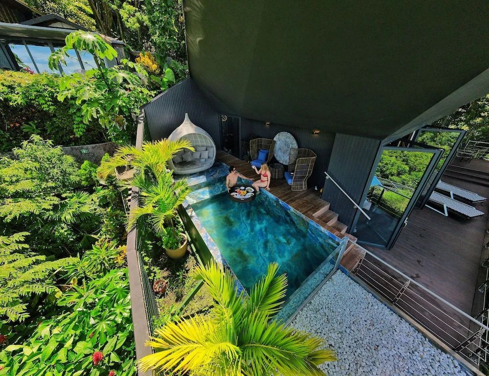 Privater Balkon mit kleinem Pool und tropischem Gartenblick