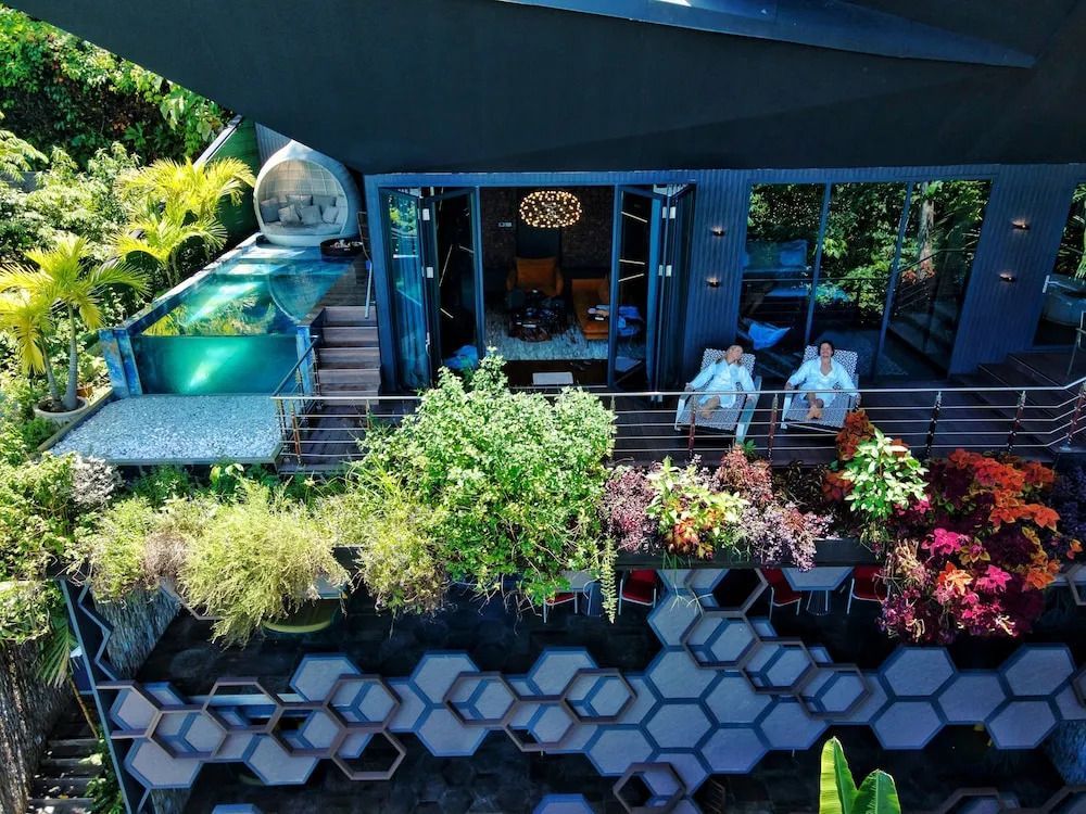Penthouse mit großer Terrasse und üppiger Begrünung