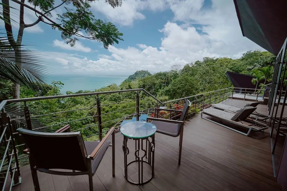 Balkon mit gemütlichen Sitzmöbeln und Meerblick