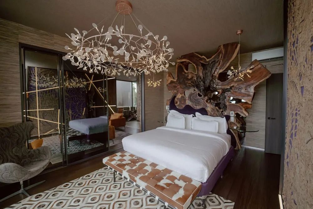 Elegantes Schlafzimmer mit kunstvoller Wanddekoration