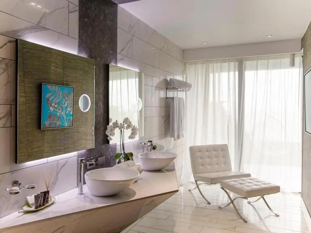 Modernes Badezimmer mit zwei Waschbecken und eleganter Beleuchtung