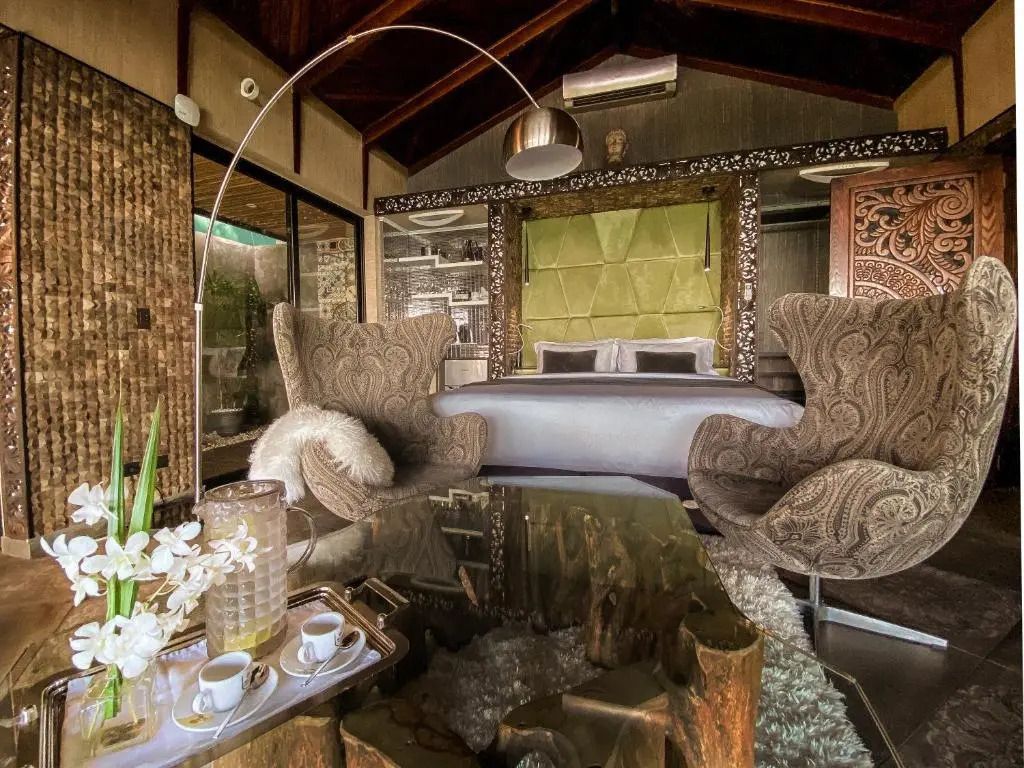 Opulente Suite mit großen Sesseln und detaillierten Holzmöbeln