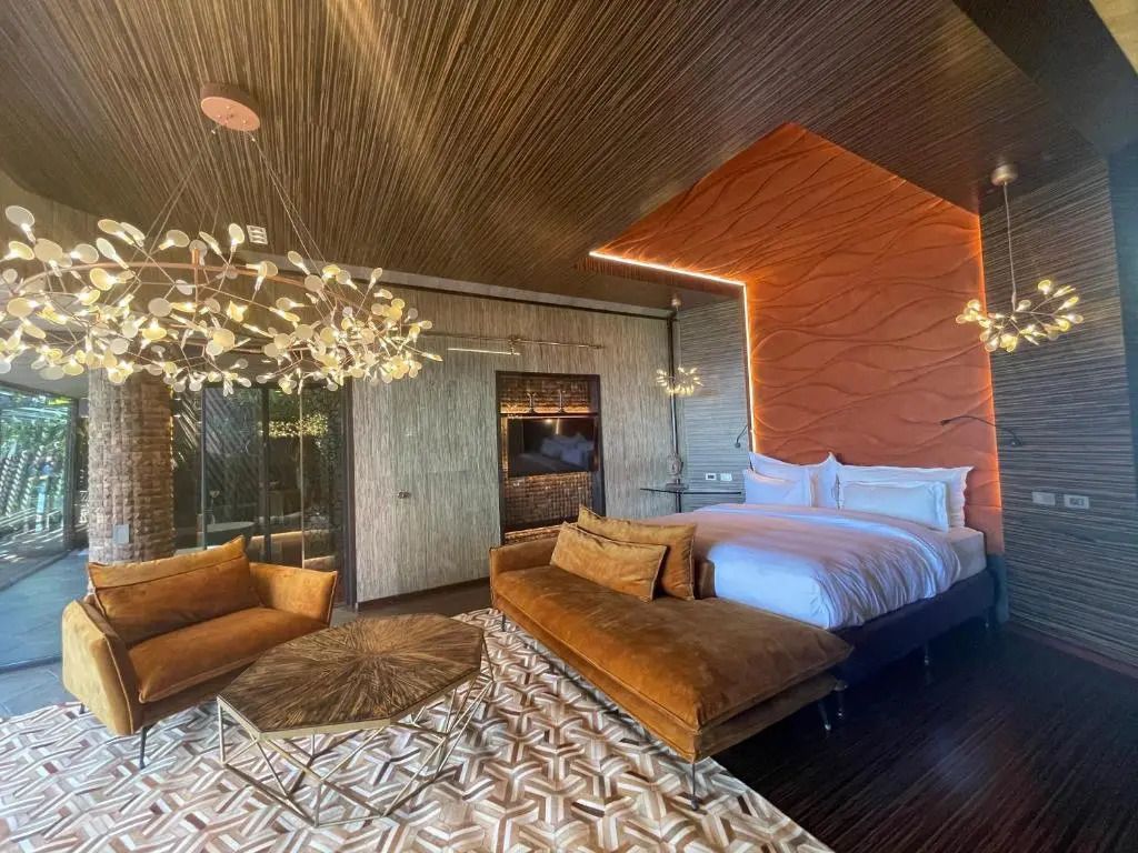 Modernes Schlafzimmer mit luxuriösem Design und eleganter Beleuchtung