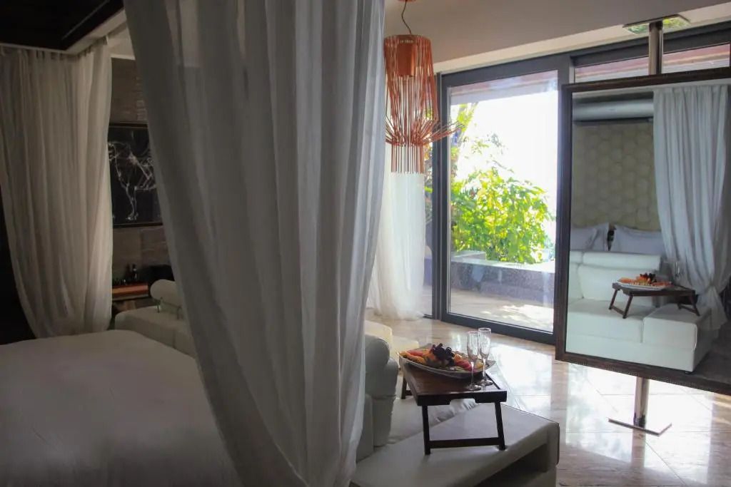 Helles Schlafzimmer mit großem Fenster und privatem Balkon