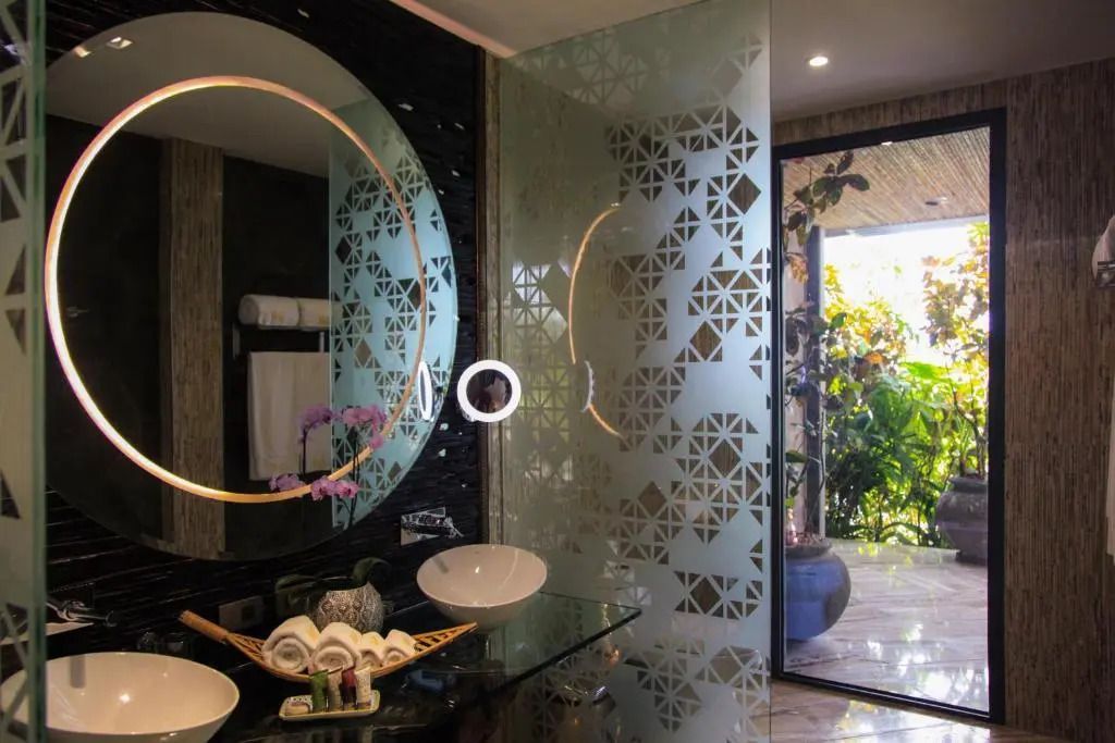Luxuriöses Badezimmer mit stilvollem Design und Gartenblick