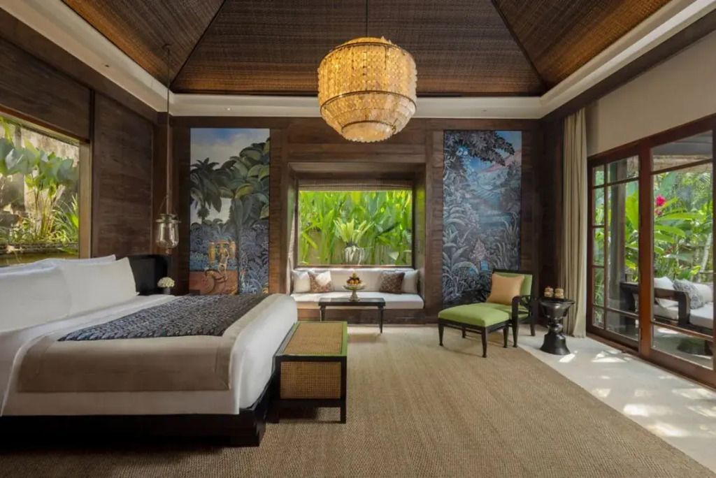 Elegante Villa mit Doppelbett, exotische Wandbilder und großer Fensterblick ins Grüne