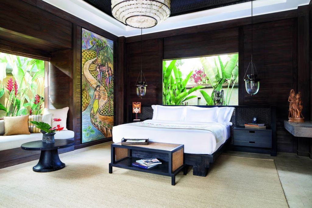 Luxuriöse Villa mit Doppelbett, buntem Wandbild und großem Fenster mit Pflanzenblick