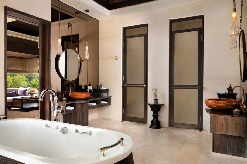 Modernes Badezimmer mit freistehender Badewanne und Rundspiegel