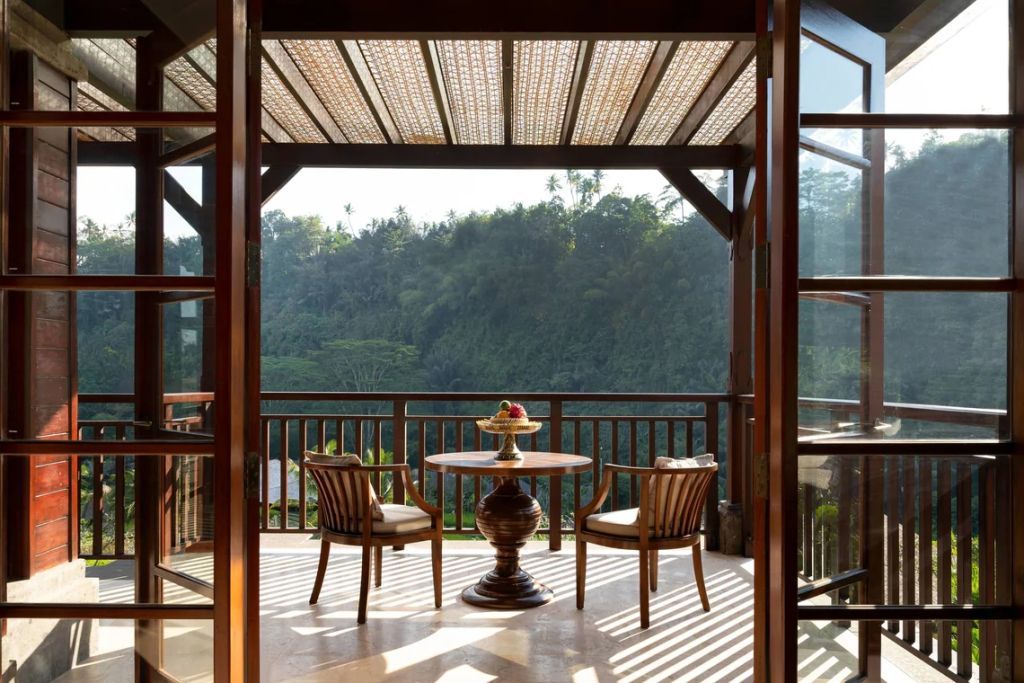 Balkon mit Tisch und Stühlen und Blick auf tropische Landschaft