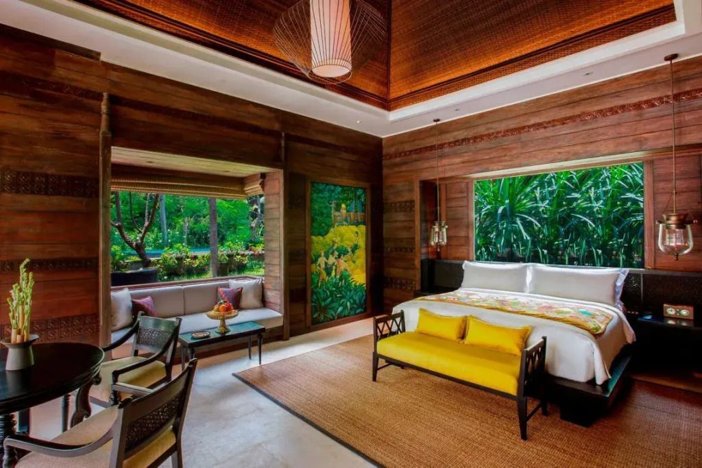 Gemütliches Schlafzimmer mit Blick auf den tropischen Garten in der Mandapa Pool Villa.