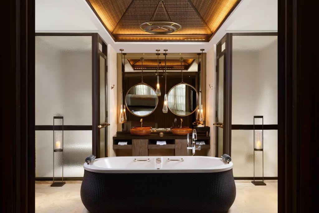 Modernes Badezimmer mit freistehender Badewanne und Doppelwaschbecken