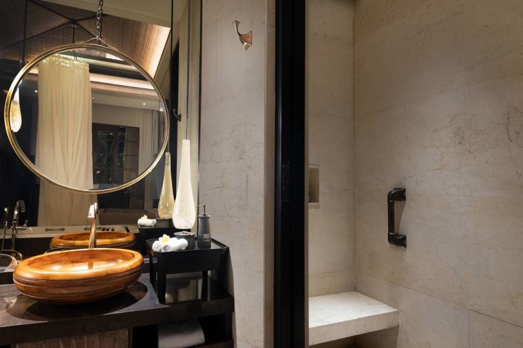 Dusche und Waschbereich mit edler Ausstattung