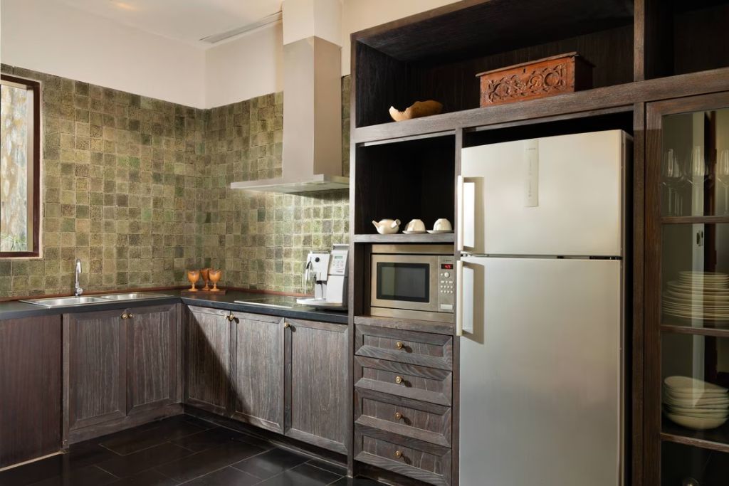 Kompakte, elegante Küche mit modernen Geräten und stilvollem Design
