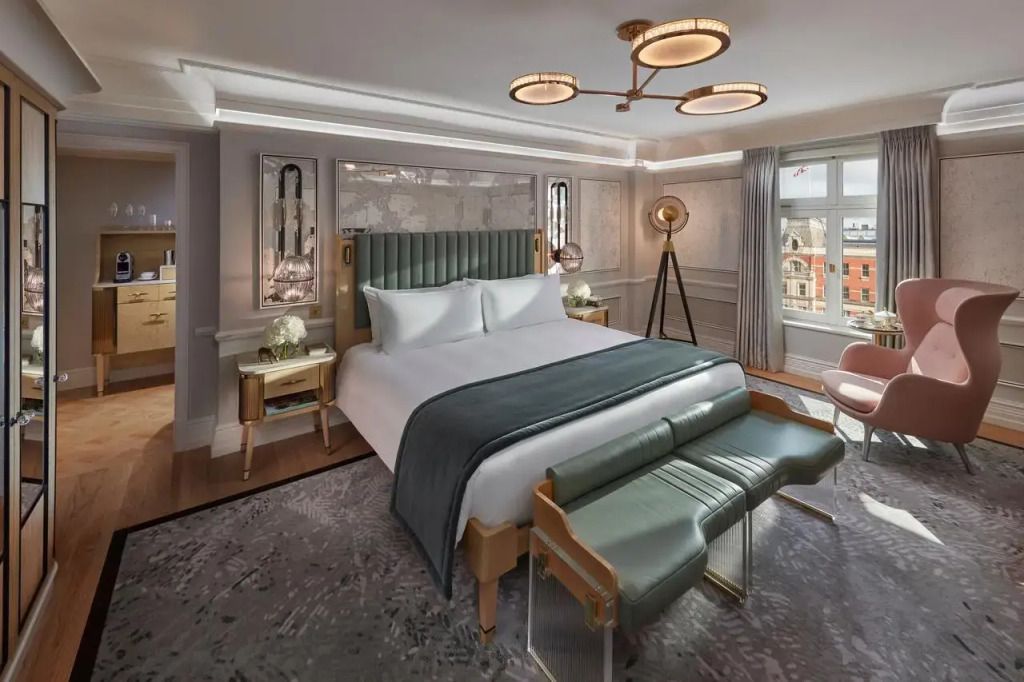 Luxuriöses Schlafzimmer mit Kingsize-Bett in der Belgravia Suite