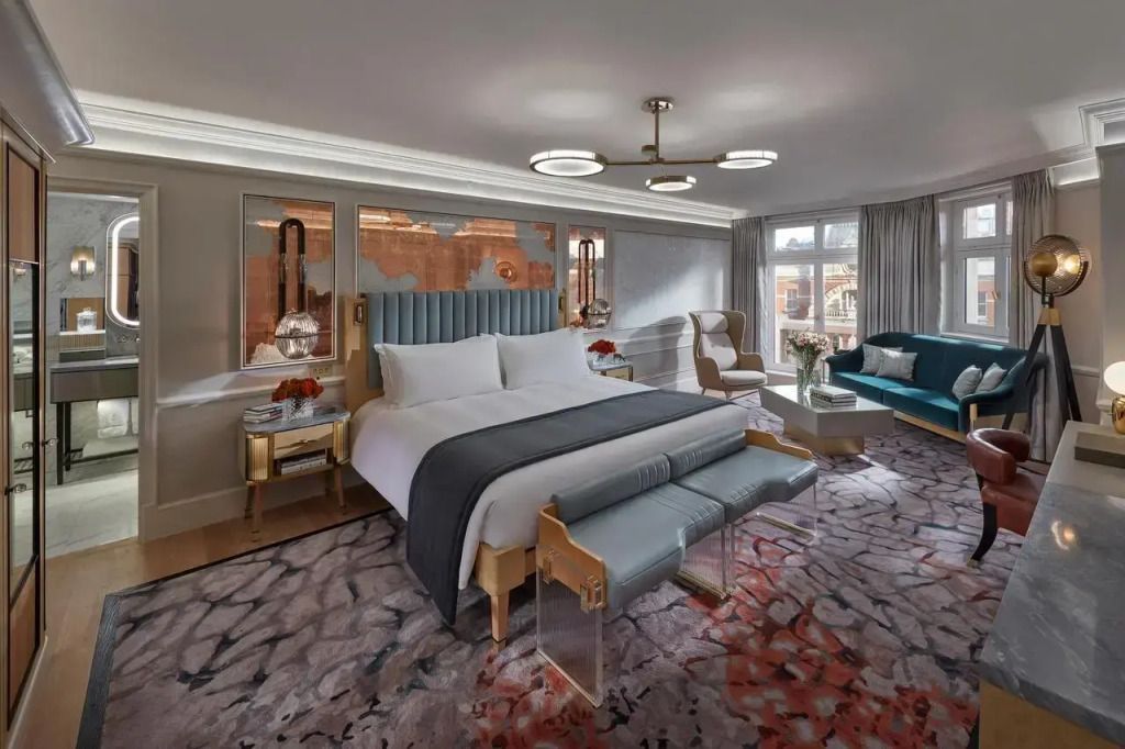 Helles Schlafzimmer der Belgravia Suite mit Fensterfront und Sitzbereich