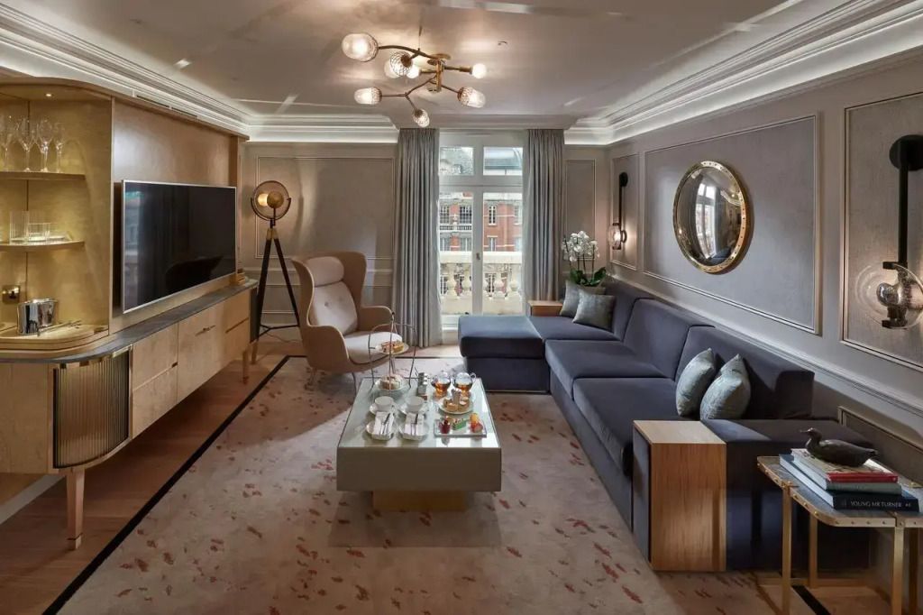 Wohnbereich der Belgravia Suite mit gemütlichem Sofa und Flachbildfernseher