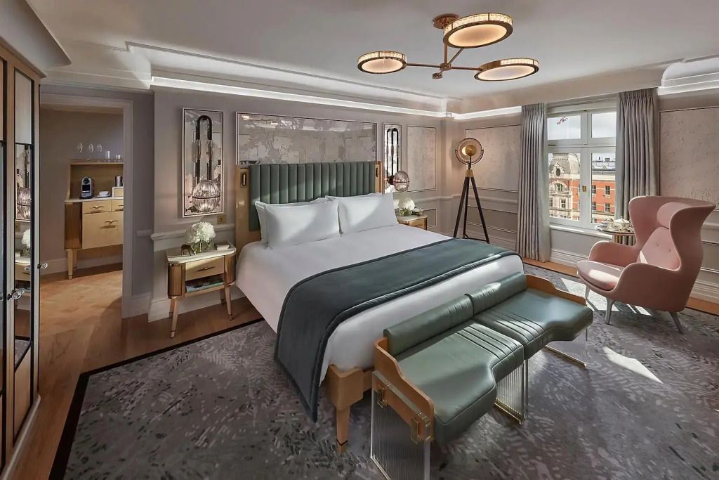 Luxuriöses Deluxe Doppelzimmer mit stilvollem Dekor und großen Fenstern