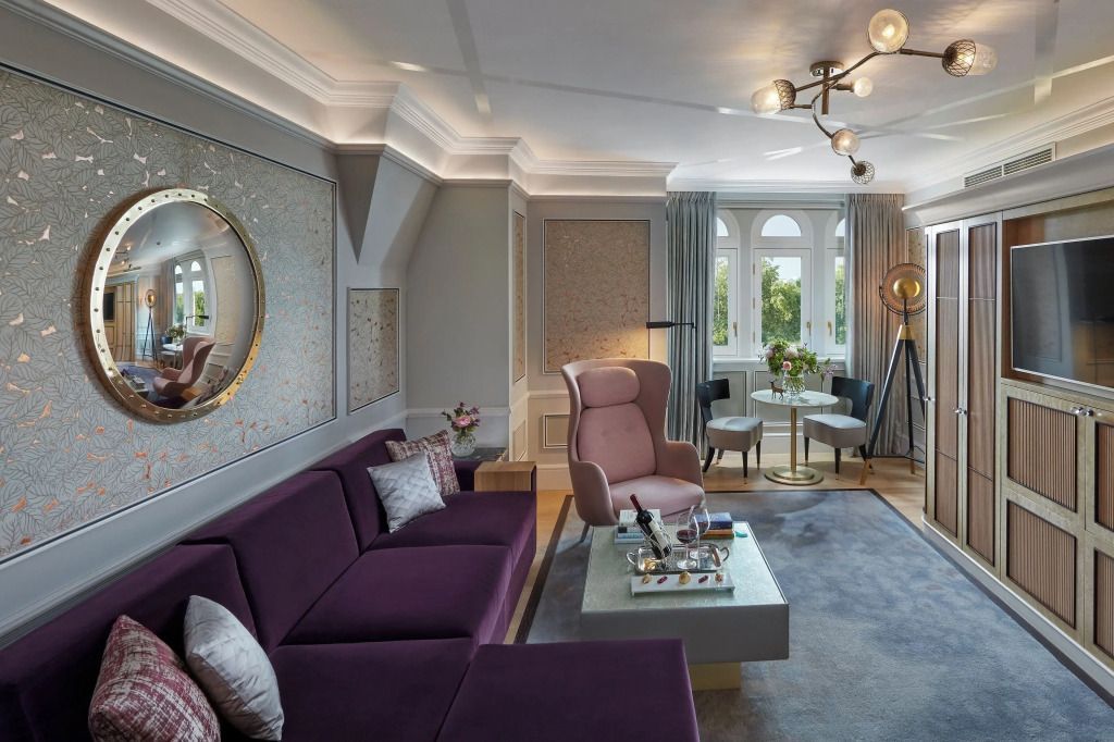 Geräumiges Wohnzimmer der Family Hyde Park Suite mit eleganter Möblierung und Blick auf den Park.