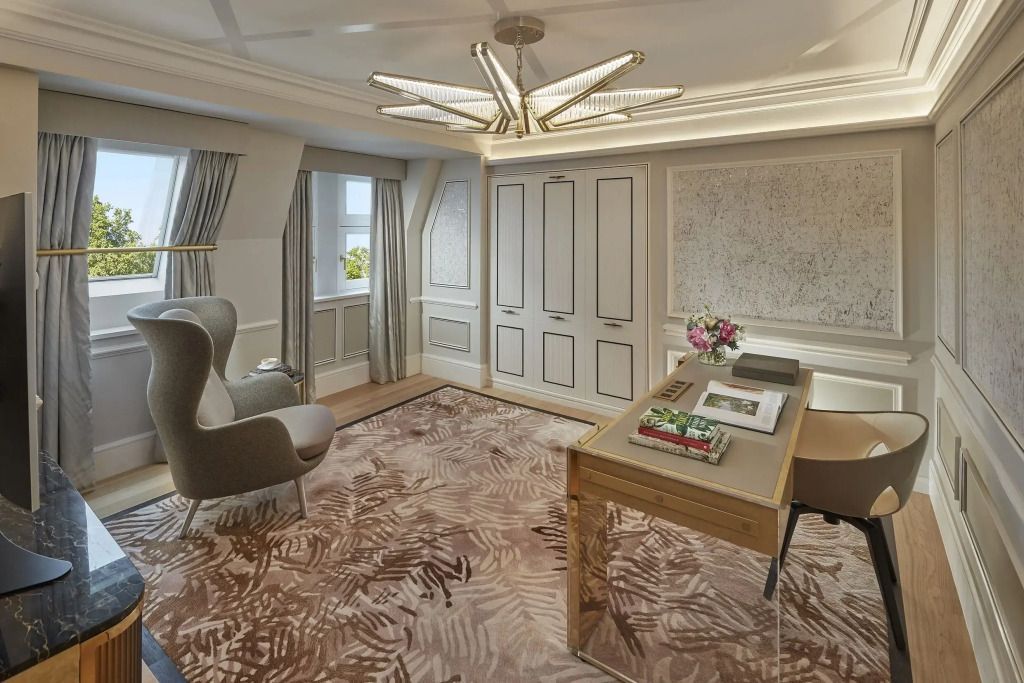 Stilvolles Arbeitszimmer der Family Hyde Park Suite mit Schreibtisch und kunstvoller Dekoration.