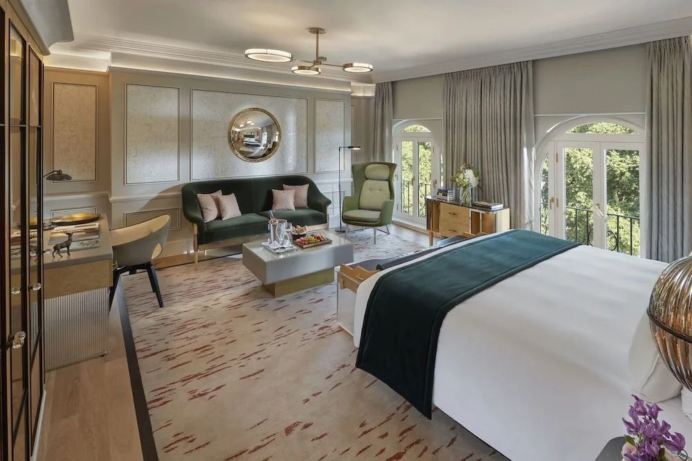 Elegante Suite mit Doppelbett, Sofa und grünen Akzenten im Mandarin Oriental Hyde Park