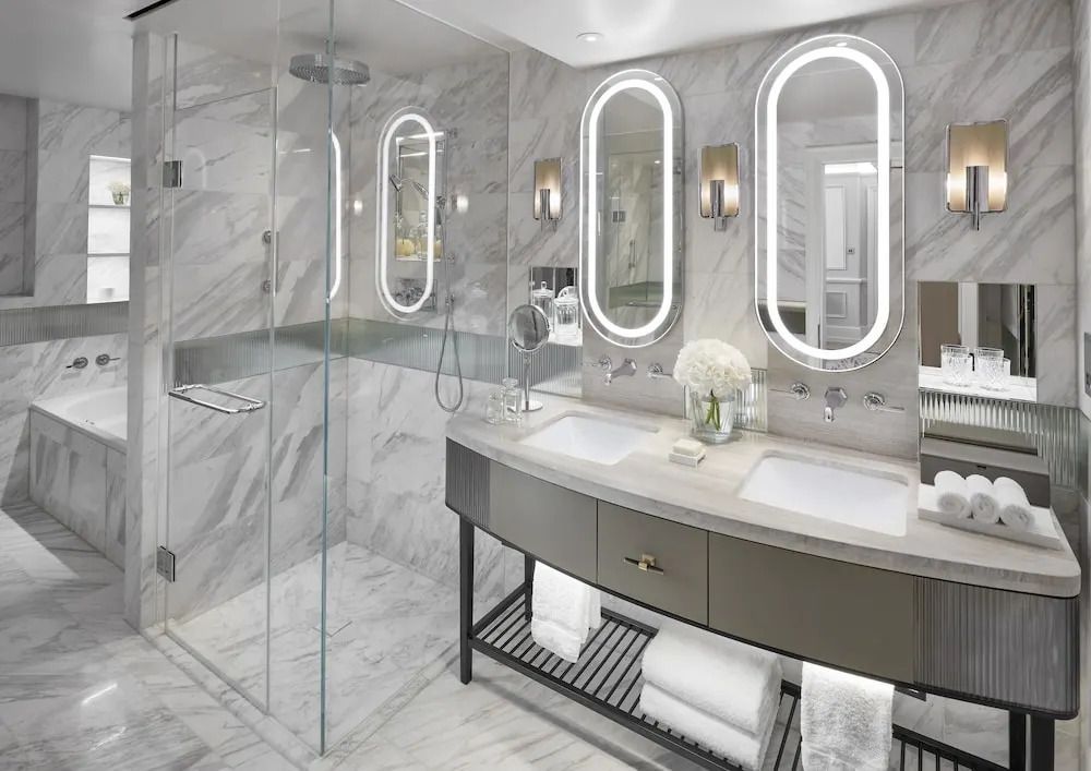 Marmorbad mit Doppelwaschbecken und großer Dusche im Hotel Mandarin Oriental Hyde Park