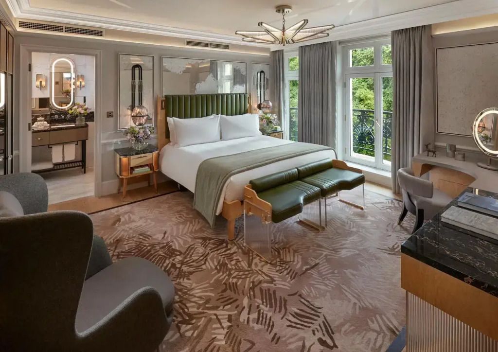 Luxuriöse Hyde Park Doppel Suite mit Doppelbett, elegantem Design und großen Fenstern