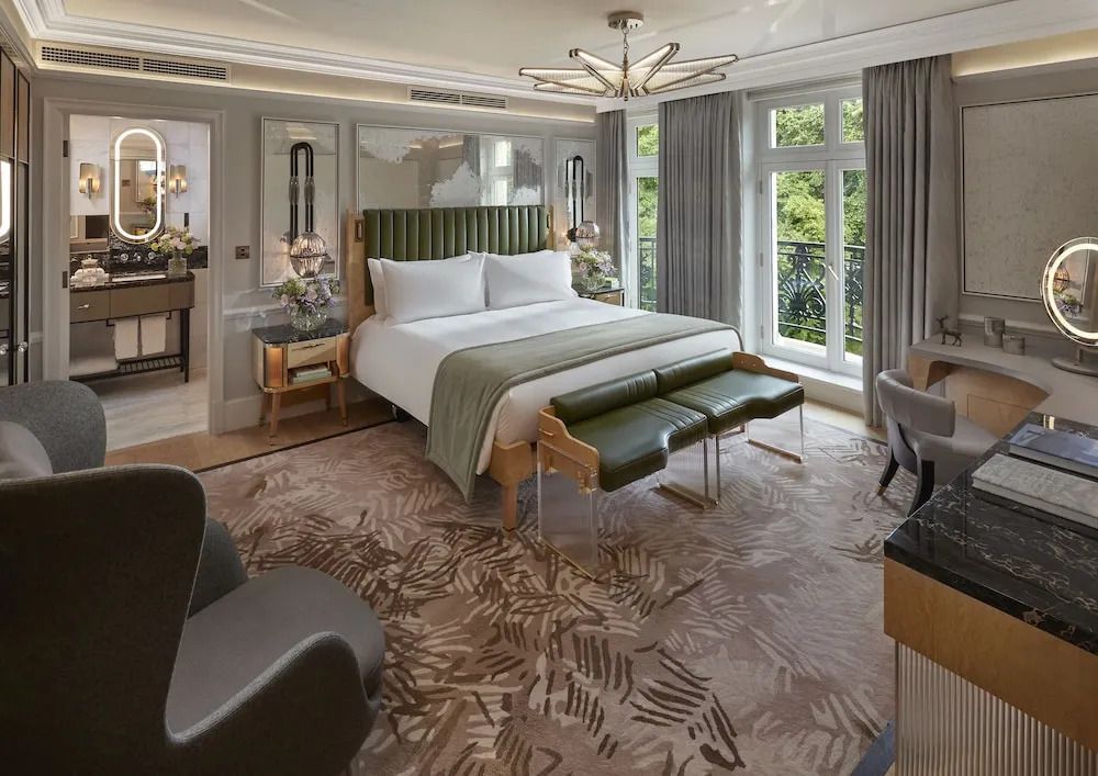 Elegantes Hyde Park Doppelzimmer mit großzügigem Bett und Blick auf den Park.