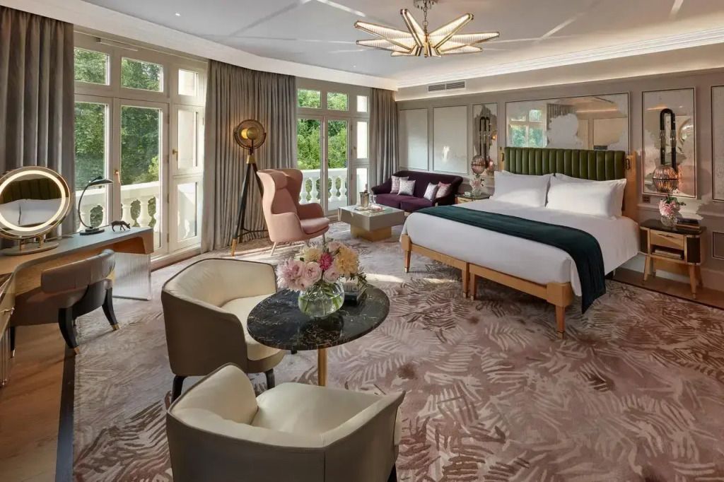 Luxuriöses Schlafzimmer mit großem Bett und stilvoller Einrichtung im Imperial Suite