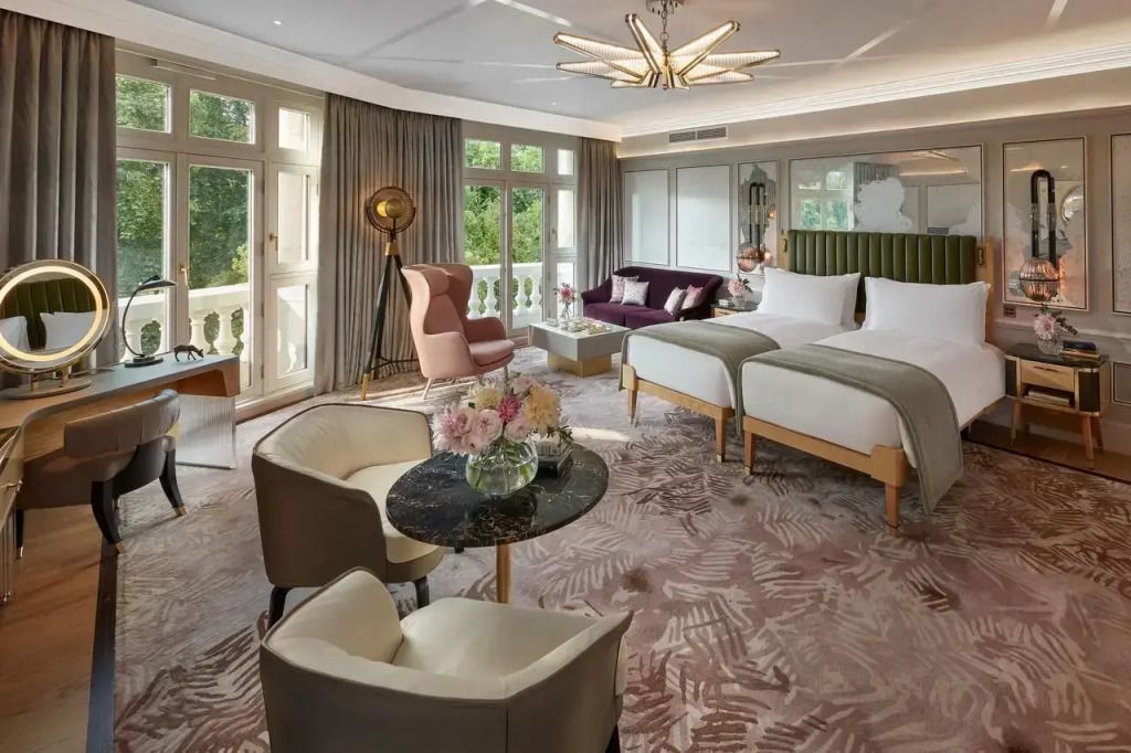 Helles Schlafzimmer mit zwei Einzelbetten und modernem Dekor in der Imperial Suite