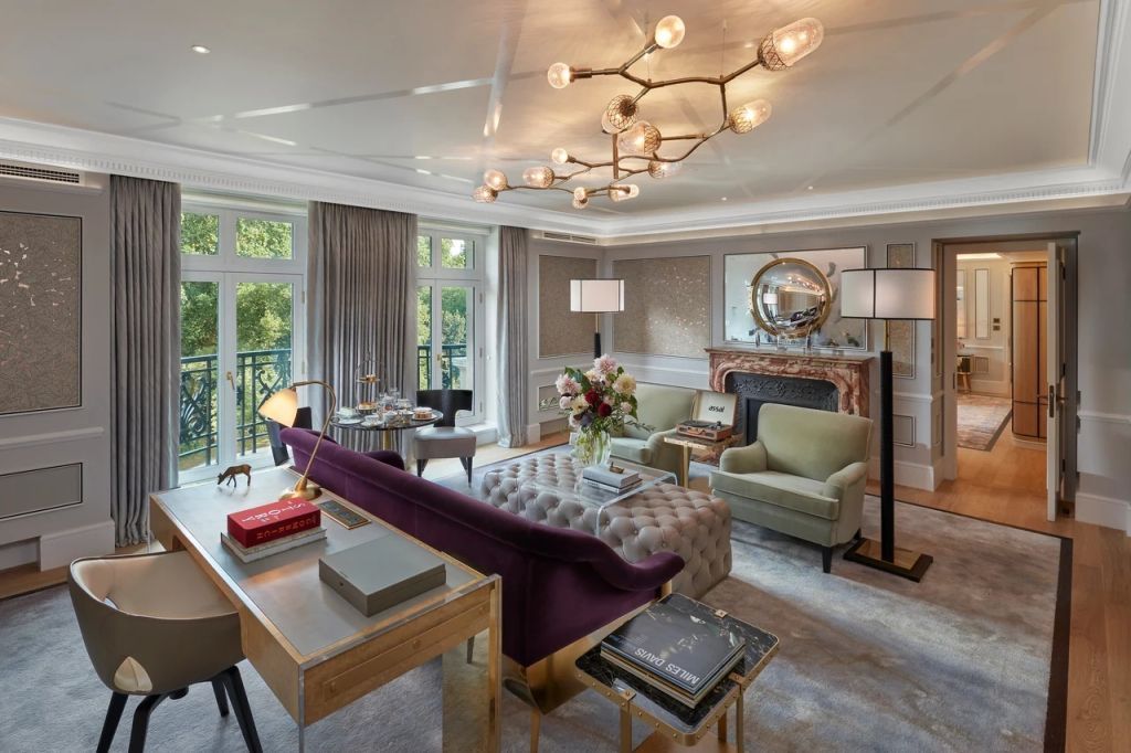 Geräumiger Wohnbereich mit eleganter Einrichtung und Blick auf den Park