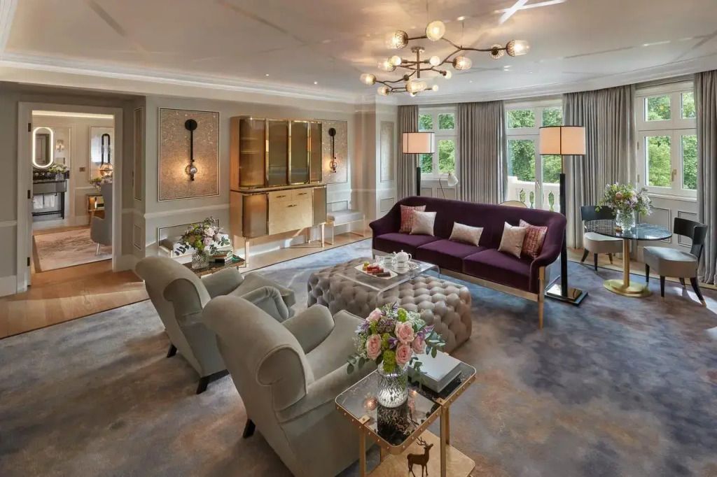 Luxuriöses Wohnzimmer mit stilvollen Möbeln und sanftem Licht in der Suite