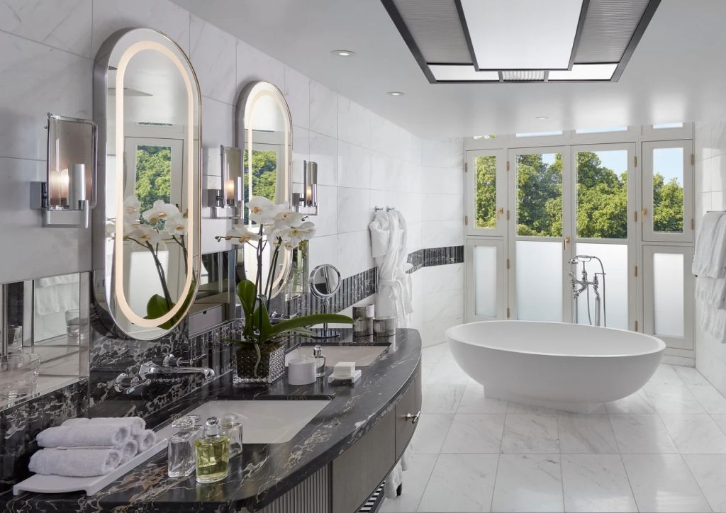 Modernes Badezimmer mit freistehender Badewanne und großen Fenstern