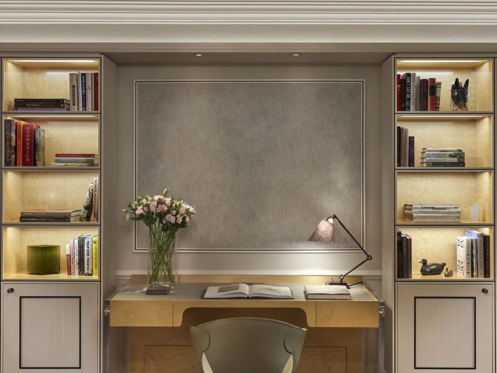 Eleganter Arbeitsplatz in der Knightsbridge Suite mit Schreibtisch, Büchern und frischen Blumen.