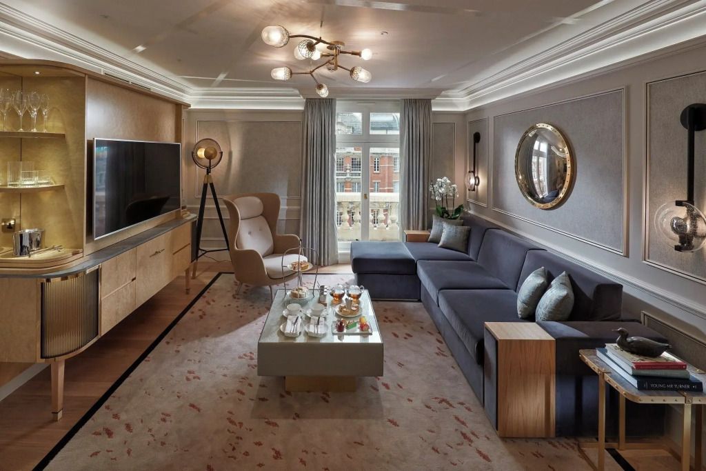 Geräumiges Wohnzimmer mit moderner Einrichtung und großem Sofa im Knightsbridge Family Zimmer.
